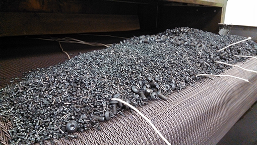 Tempering Machine Screws on Mesh Conveyor